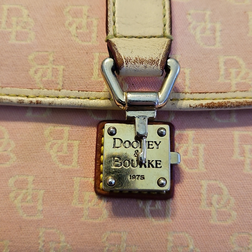Dooney & Bourke Light Pink Signature Continental Wallet with Logo Lock - Picture 3 of 12